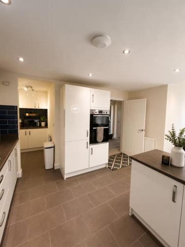 Elegant 4 Bedroom House Sleeps 8 Private Garden - image 3
