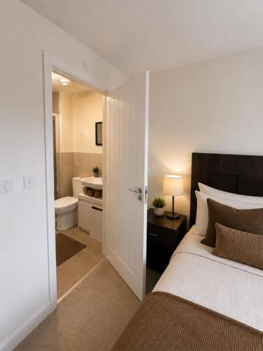 Elegant 4 Bedroom House Sleeps 8 Private Garden - image 4