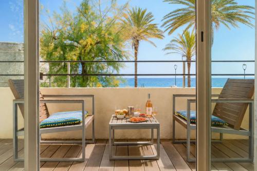 Exterior view of Fully equipped beachfront studio in the heart of the city center bd Leclerc