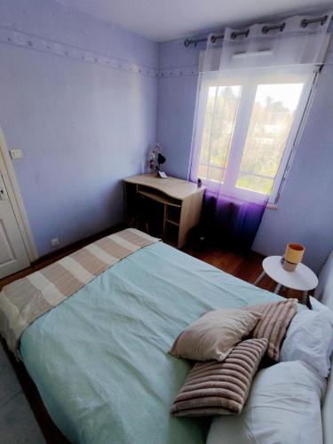 Chambre dans une grande maison paisible