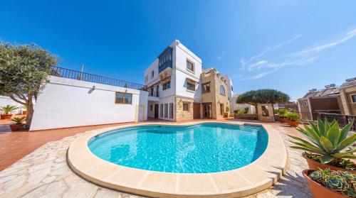 Villa Kampanella - Luxury 7 Bedroom Villa With Pool , Jacuzzi , Panoramic Sea & Sunset Views - Malta