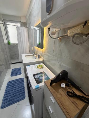 ห้องน้ำ, Blue luxury apartment Kune in ซาเคส