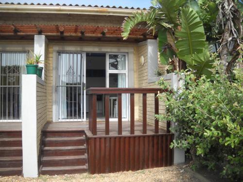 Entrance, Anchorage Cottage & The Moorings in Cape St. Francis