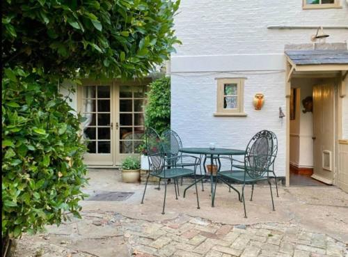 Georgian home in village setting with fireplace in Colne (Cambridgeshire)