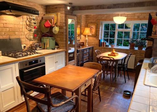 Georgian home in village setting with fireplace in Colne (Cambridgeshire)