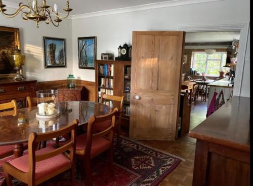 Georgian home in village setting with fireplace in Colne (Cambridgeshire)