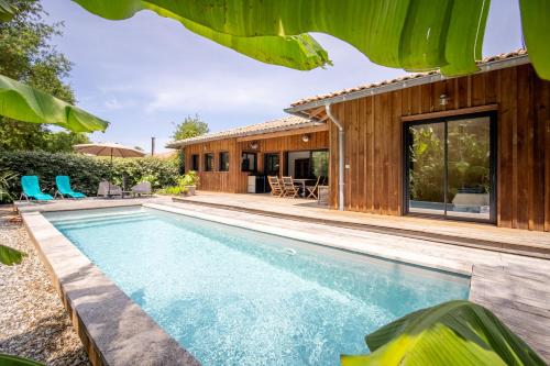 Wooden house with heated pool and view into forest - Location, gîte - Moliets-et-Mâa