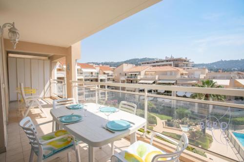 Elegant 2P avec piscine, garage et AC