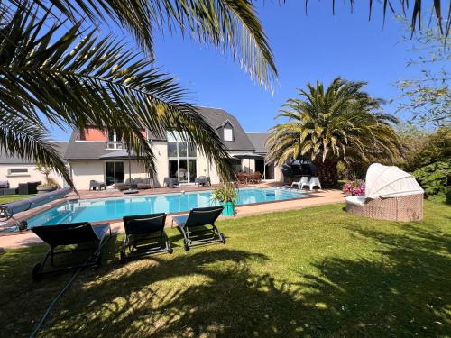 . Belle villa bord de mer avec piscine
