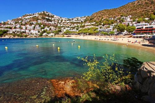 Maena Ninie - 50 m from a dream cove!