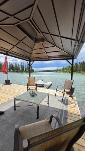 Silver Fox Lakehouse - Private Hot Tub & Fire Pit in Deka Lake (BC)
