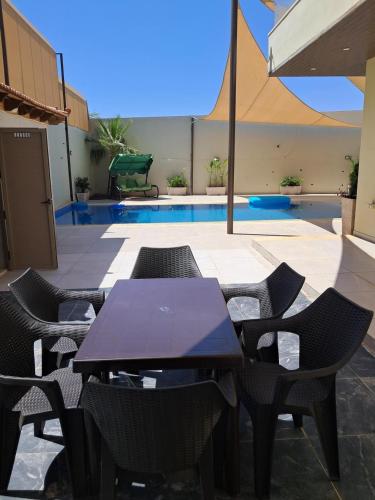 สวน, Muzn al Ghaith Luxury Chalet with Private Pool in อัลรามา