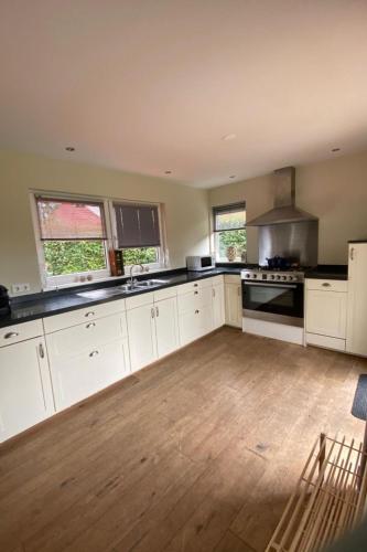 virtuve, Holiday Home Bungalowpark It Wiid by Interhome in Tytsjerksteradiel