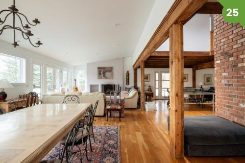 Luxury Berkshire Retreat with Pool and Hot Tub and Sleeps 18 in Egremont (MA)