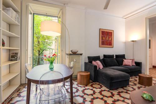 Stylish flat on the Navigli for 6