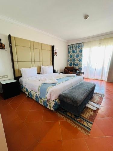 1 queen bed, 2 twin beds