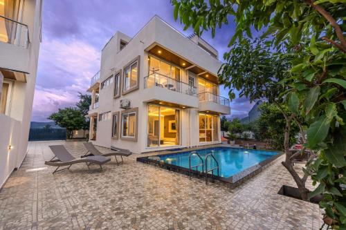 ELIVAAS Signature RK Villa 4-BHK Hideaway with Private Pool, Close to Korigad Fort in Aamby Valley City