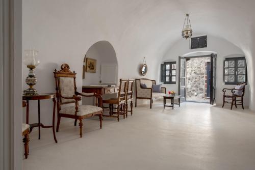 Senior Cave Apartment with Outdoor Jacuzzi image 10