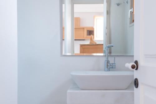 Superior Honeymoon Suite with Outdoor Jacuzzi image 7