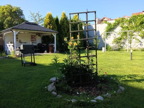 Studio SeaSunflowers Orowo Vintage Guest House - Secret Garden near Sopot - image 3