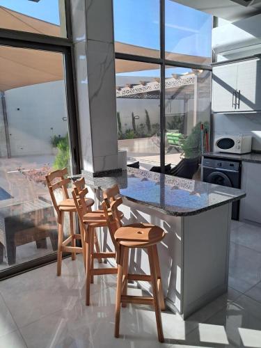 Muzn al Ghaith Luxury Chalet with Private Pool in อัลรามา