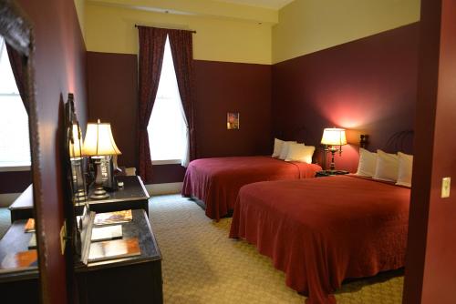 2 queen beds