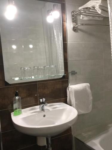 Triple Room with Private Bathroom image 2