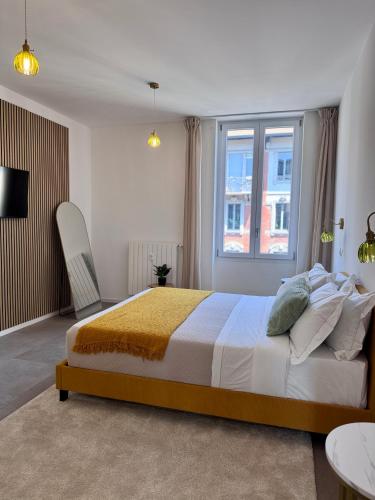 Charming 2 Bed room apartment with private Baths in City Center