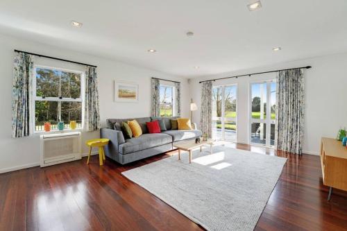 Bergenhus Oasis - Trampoline, Playhouse - BBQ in Karaka