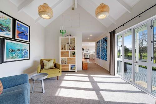 Bergenhus Oasis - Trampoline, Playhouse - BBQ in Karaka