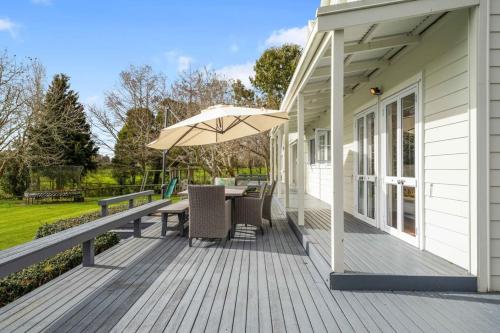 Bergenhus Oasis - Trampoline, Playhouse - BBQ in Karaka