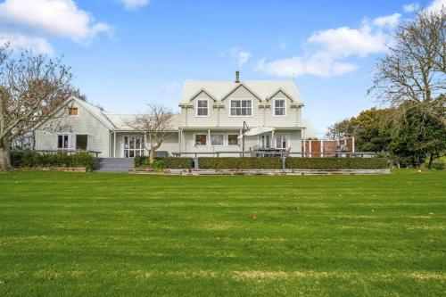 Bergenhus Oasis - Trampoline, Playhouse - BBQ in Karaka