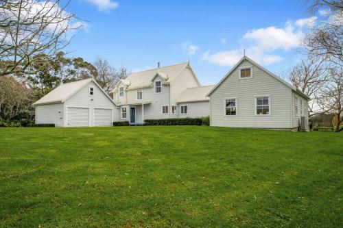 Bergenhus Oasis - Trampoline, Playhouse - BBQ in Karaka
