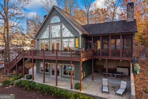 Chapman Cottage -Lakefront, Deep Water Dock-Party Deck, Paddleboard, Grills, Game Room, Pool table,  in Westminster (SC)
