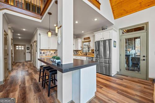 Chapman Cottage -Lakefront, Deep Water Dock-Party Deck, Paddleboard, Grills, Game Room, Pool table,  in Westminster (SC)