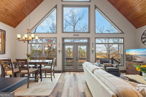 Skats, Chapman Cottage -Lakefront, Deep Water Dock-Party Deck, Paddleboard, Grills, Game Room, Pool table,  in Westminster (SC)