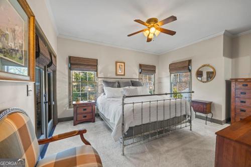 Chapman Cottage -Lakefront, Deep Water Dock-Party Deck, Paddleboard, Grills, Game Room, Pool table,  in Westminster (SC)