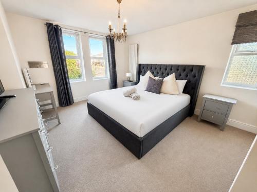 Coastal Stay with Garden and Parking - Two Bedroom - Close to Beach in Redhill