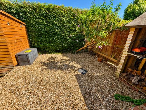Garden, Coastal Stay with Garden and Parking - Two Bedroom - Close to Beach in Redhill