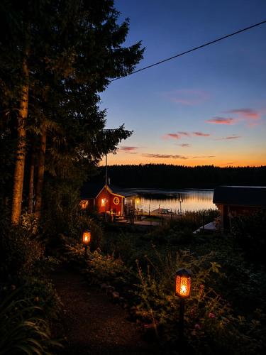 Schwedenmagie Exklusives Schwedenhaus am See mit Boot und Gästehaus (Schwedenmagie Exklusives Schwedenhaus am See mit Boot und Gastehaus) in Hallabro