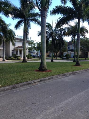 Speedway Blvd Townhouse thumb 2