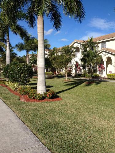 Speedway Blvd Townhouse in Homestead, USA
