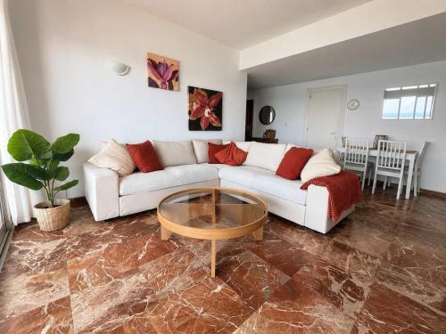 Beachfront 2 Bed Balcony & Sea Views