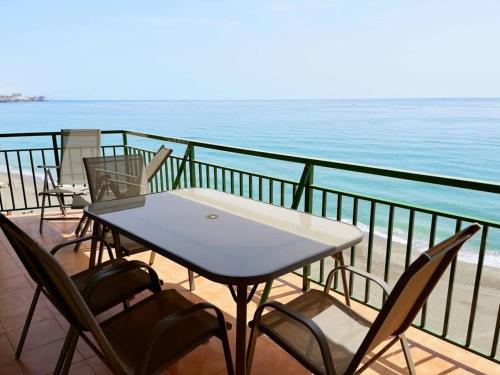 Beachfront 2 Bed Balcony & Sea Views