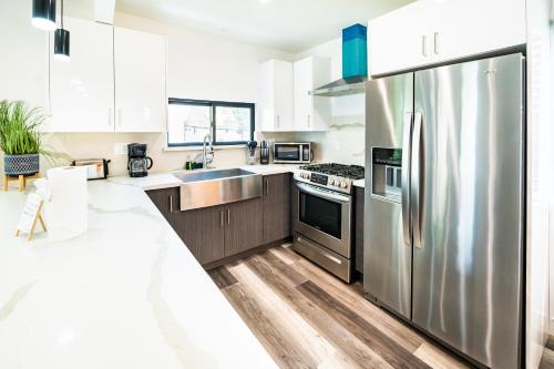Modern 1BR Loft with Free Parking, Balcony & In-Unit Laundry