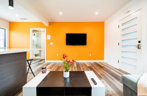 Modern 1BR Loft with Free Parking, Balcony & In-Unit Laundry