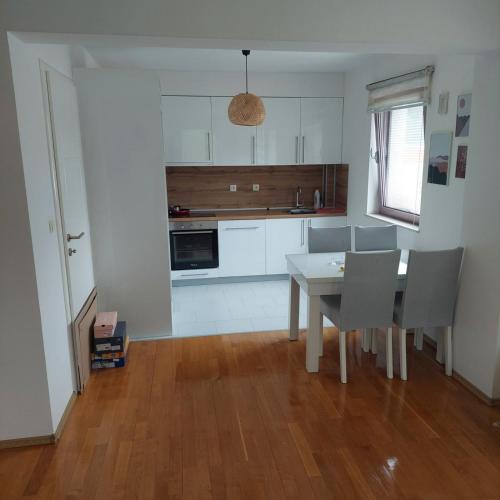 Lena apartman