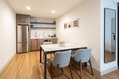 Kitchen, Kins Hotel in Koreatown