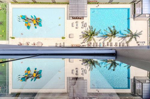 Amplia Suite Moderna con balcón cerca al mar