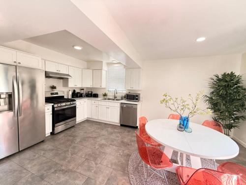 Charming 3BR Beverly Retreat with Large Private Backyard Bedford
